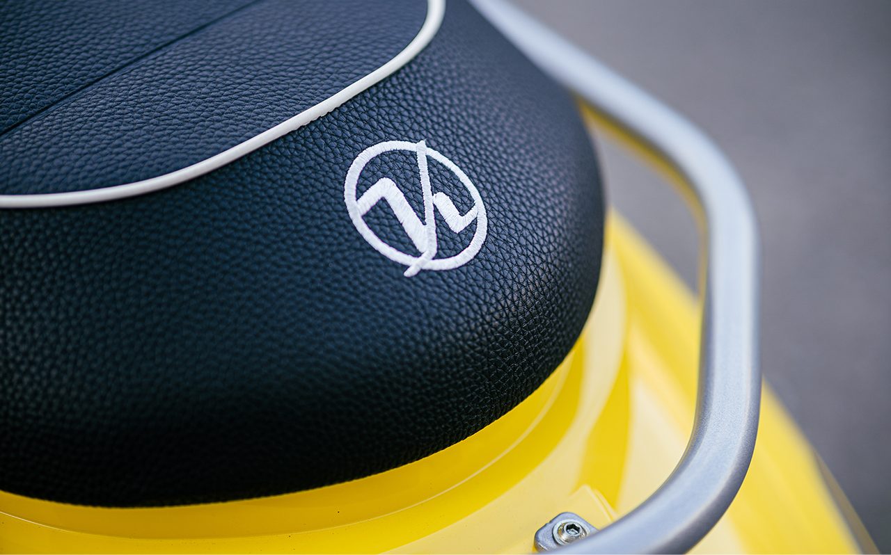 Kumpan electric Elektromobilität- Sitz von einem Roller mit Logo